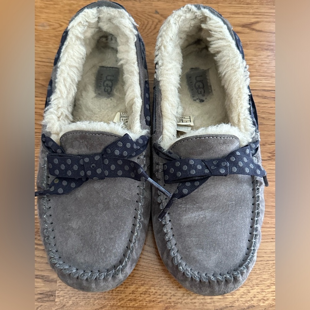 UGG Dakota 78 Moccasins Shearling Gray Suede Navy Blue Polk a Dot Ribbon Size 7